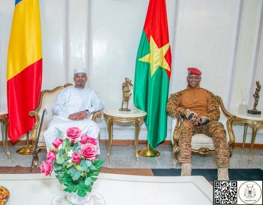 Le président burkinabè Ibrahim Traoré et son homologue tchadien Mahamat Idriss Deby Itno