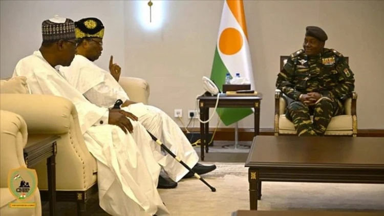 Les ex-présidents Nicéphore Dieudonné Soglo et Boni YAYI lors de leur visite à Niamey en juillet 2024