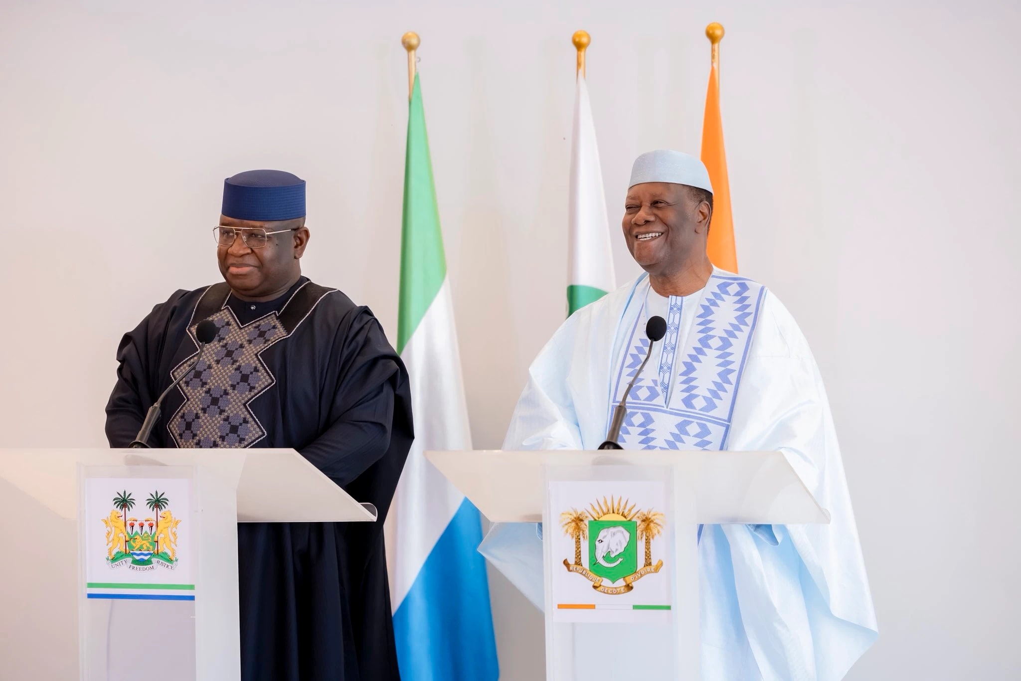 Le président ivoirien Alassane Ouattara et son homologue sierra léonais Julius Maada Bio lors d'une visite à Abidjan