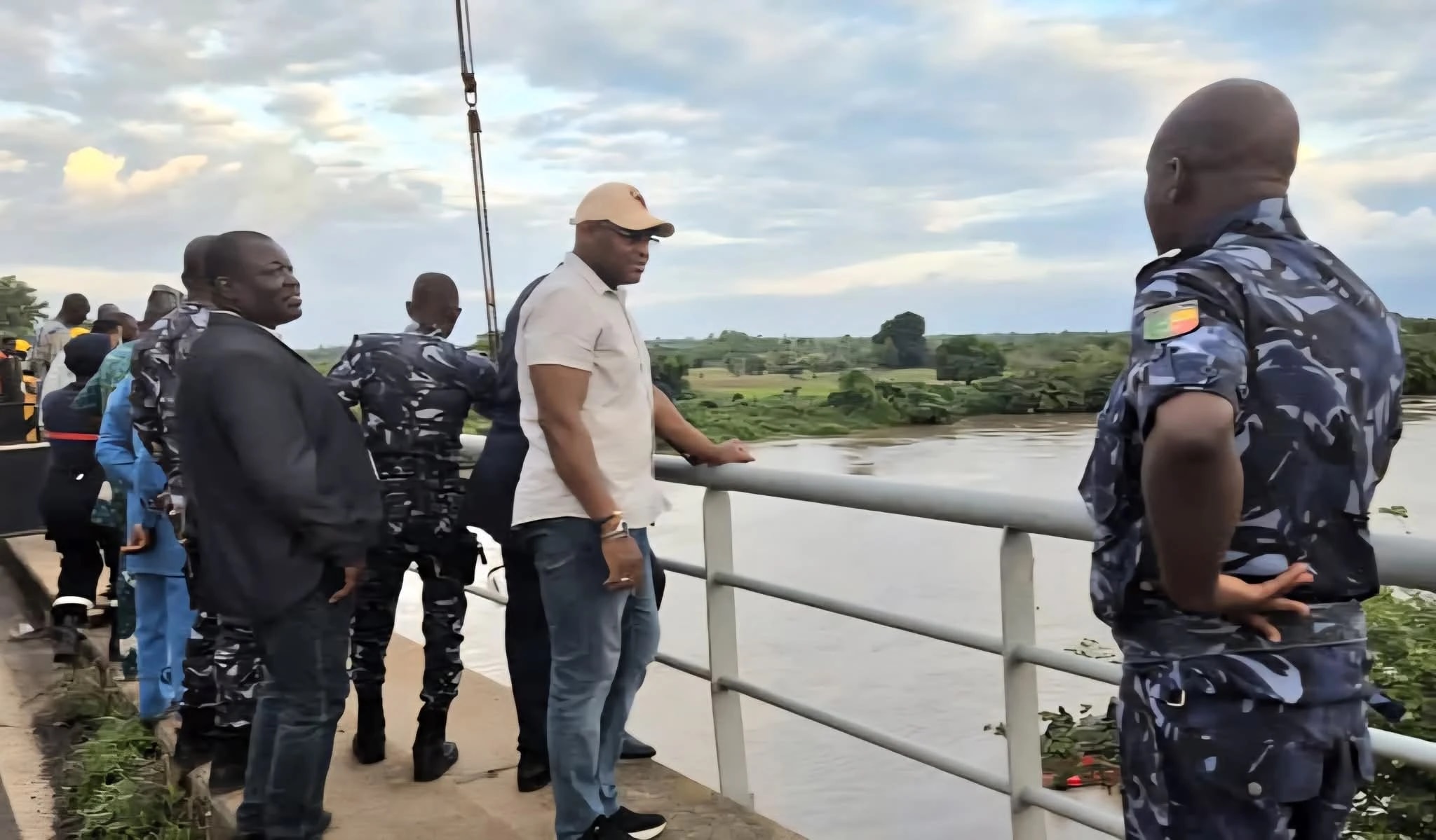 Des agents de police sur le pont d'où a chuté le bus