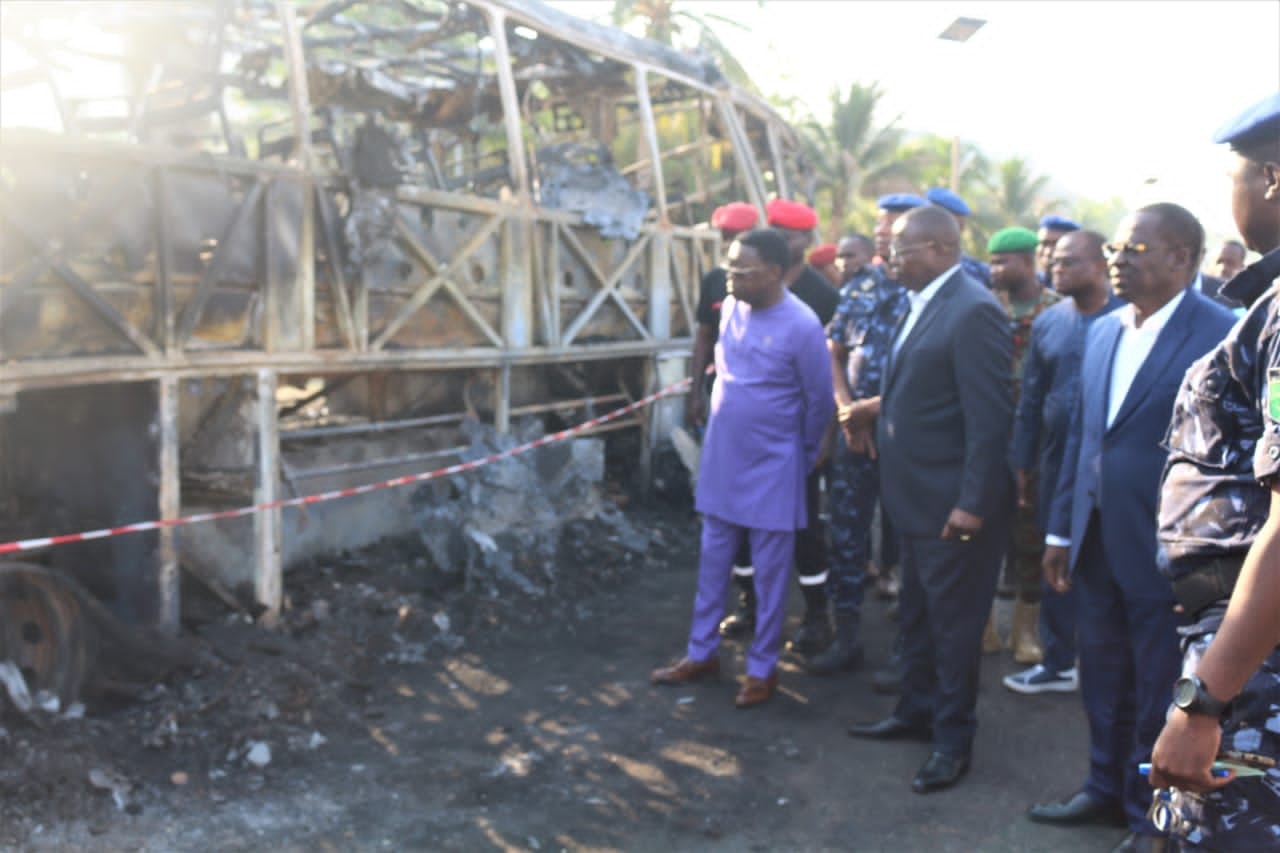 Des membres du gouvernement béninois sur le lieu du grave accident de Dassa. © Présidence du Bénin