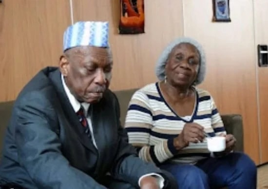 L'ex-médiateur Albert Tévoèdjrè et son épouse Isabelle Ekué