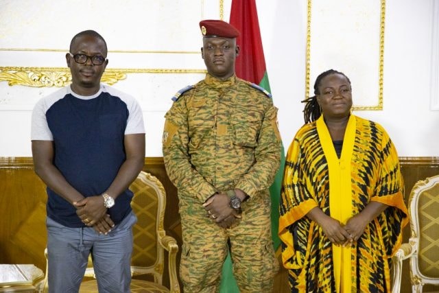 Alino Faso (à droite) et le capitaine Ibrahim Traoré (à gauche) lors d'une rencontre en octobre 2022