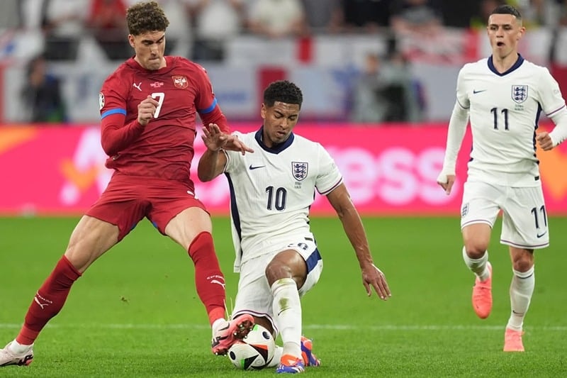 Des joueurs de l'équipe anglaise affrontent les Serbes lors de l'Euro 2024