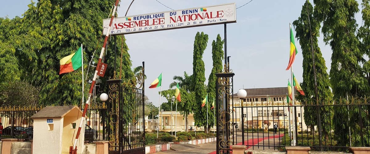 Entrée du parlement béninois.