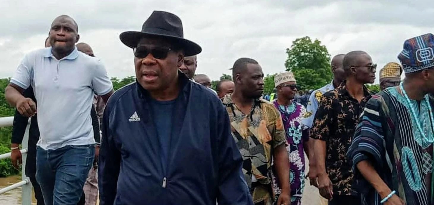 L'ex-président béninois Thomas Boni Yayi sur les lieux de la chute d'un bus dans le fleuve Ouémé