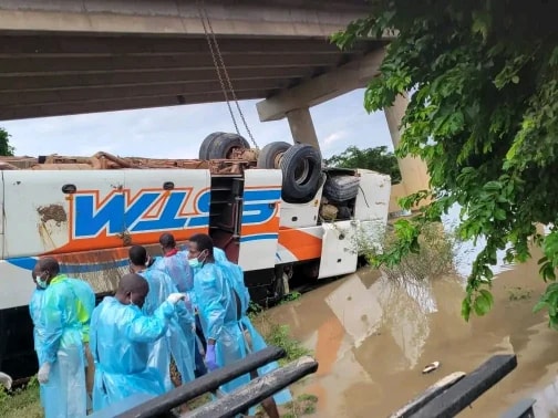 Le bus repêché sur le fleuve Ouémé à Glazoué