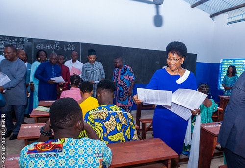 La ministre de l'Enseignement supérieur Eléonore Yayi Ladékan distribuant des épreuves aux candidats du BAC 2024. © Présidence du Bénin
