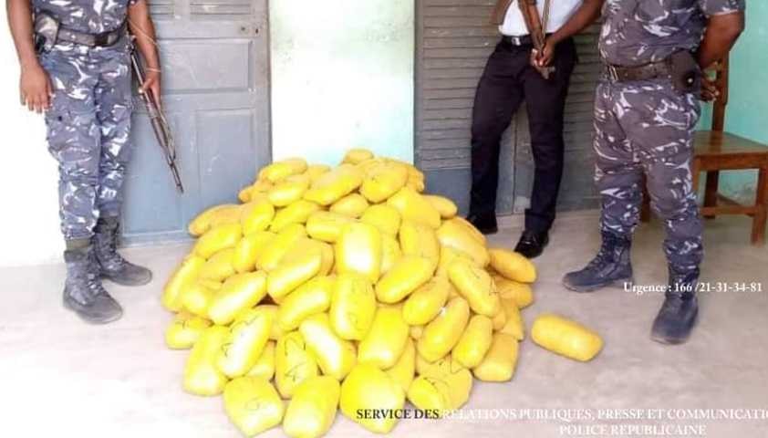 Un traficant de stupéfiant arrêté par la police au Bénin. Image d'illustration