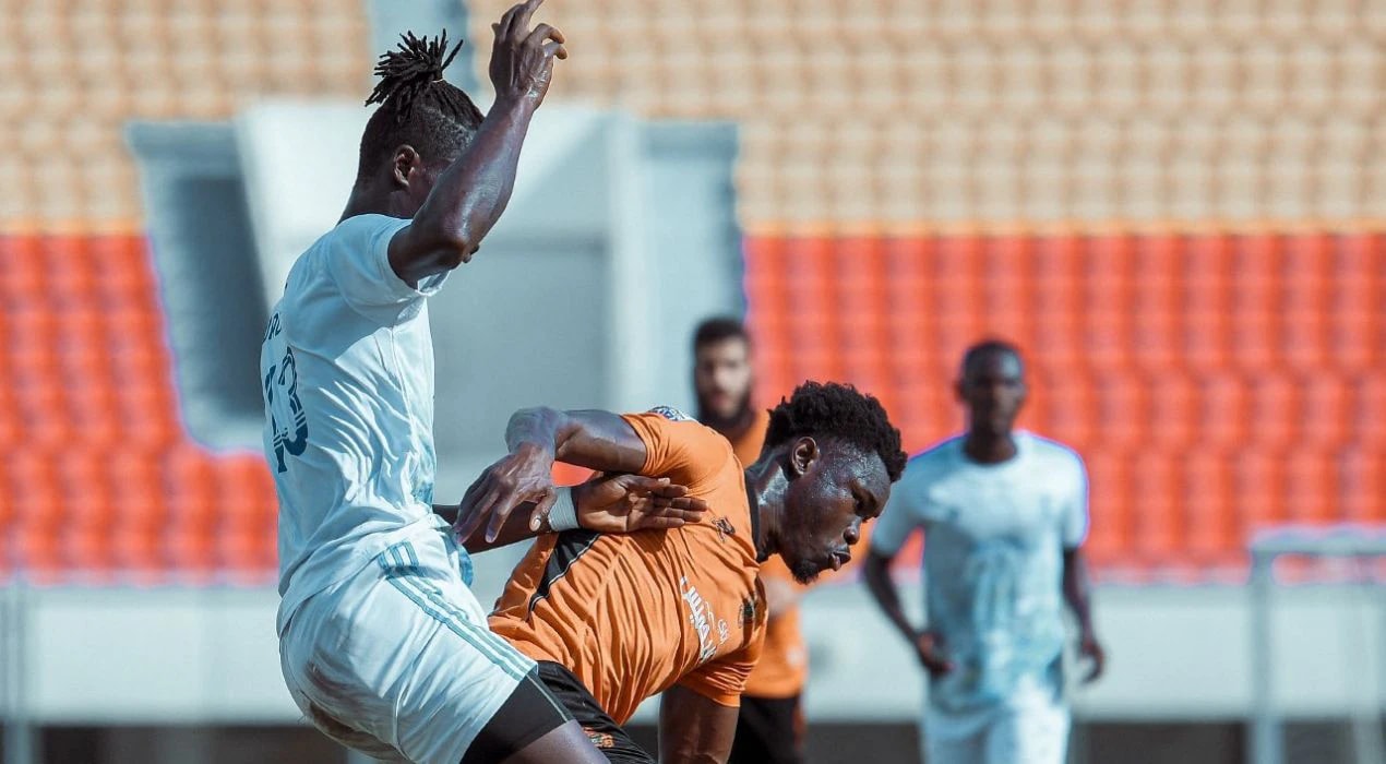 Des joueurs du club Dadjê FC et de la RS Berkane s'affrontent lors du match à Cotonou