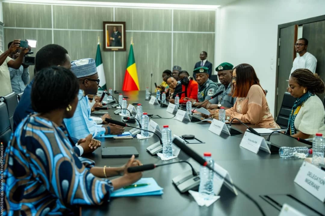 Les deux parties lors de leurs discussions à Cotonou