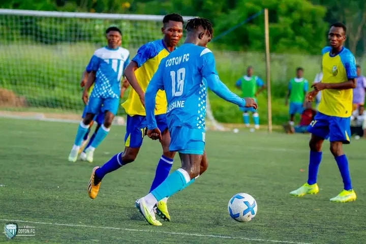 Des joueurs des clubs lors du match du championat béninois de football