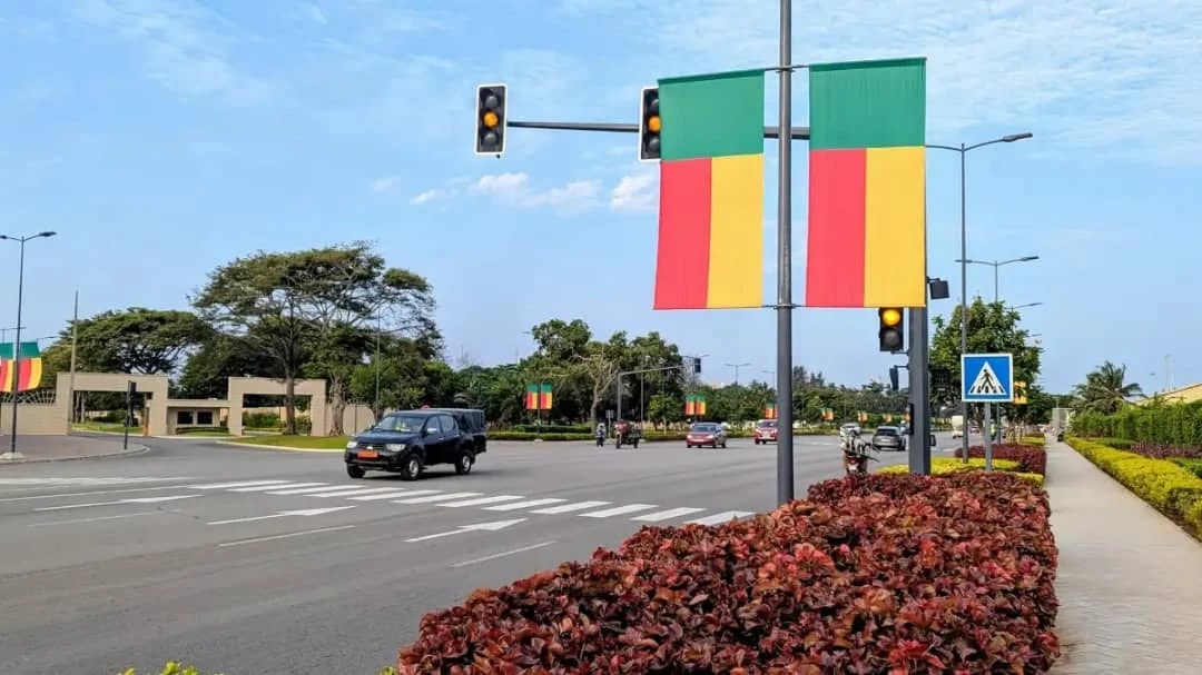 Un drapeau national sur le Boulevard de la Marina