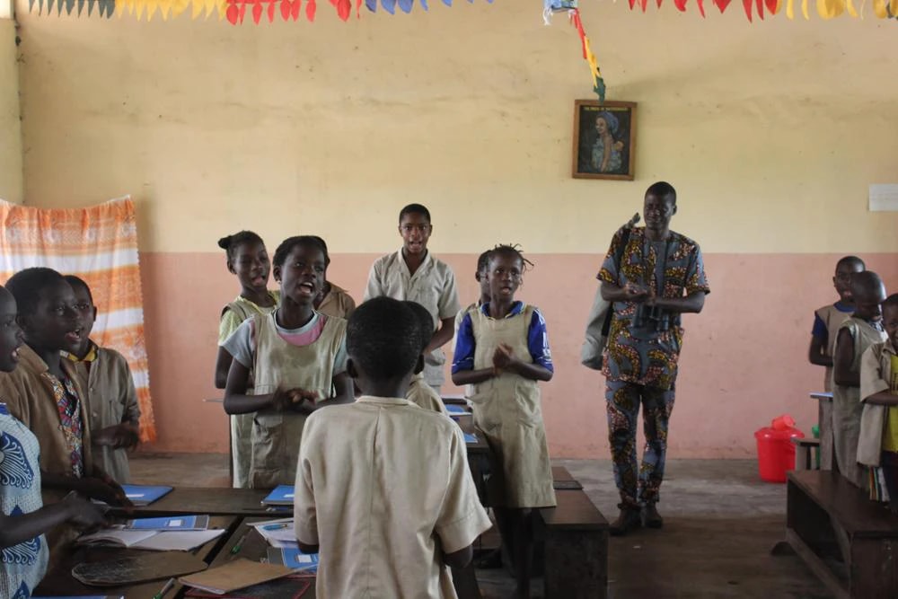 Un enseignant du primaire en situation de classe. Image d'illustration