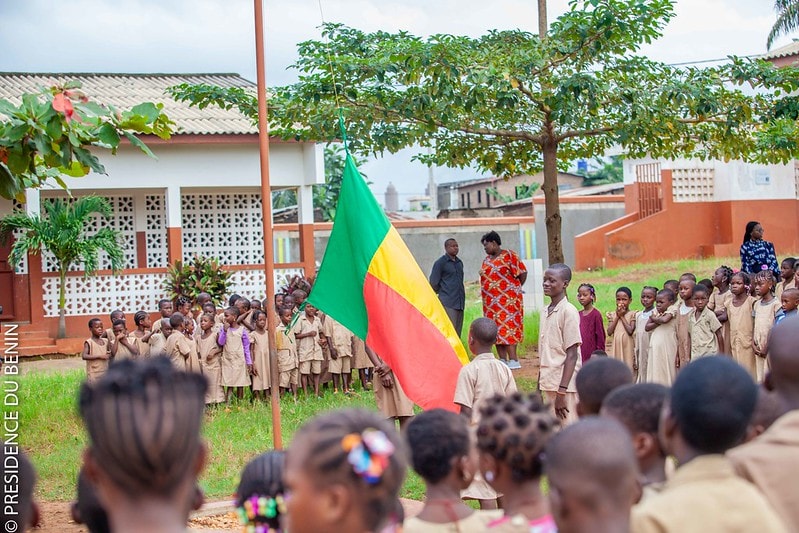 Des enseignants et leurs élèves dans une Ecole à Porto-Novo. @Présidence du Bénin