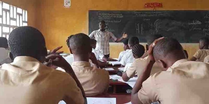 Un enseignant en situation de classe. Image d'illustration