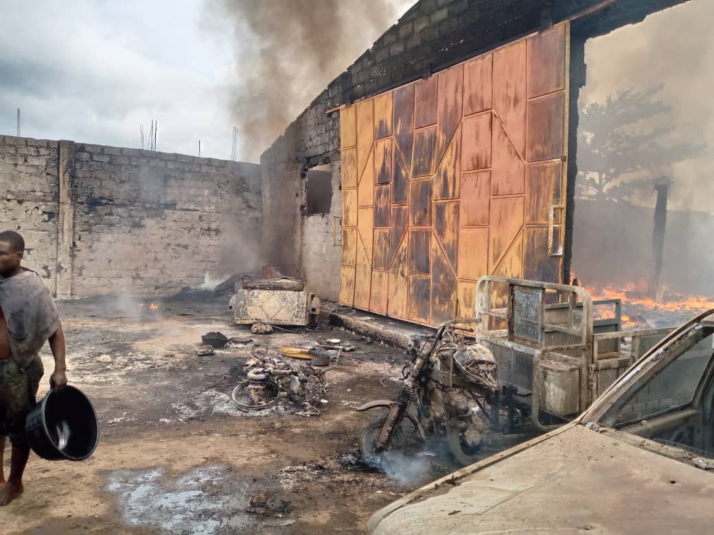Une image du magasin en flamme