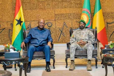 Le président Ghanéen John Dramani Mahama chez son homologue malien Assimi Goïta