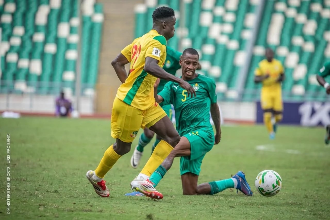 Un joueur des Guépards du Bénin dribble lors du match contre le Zimbabwe