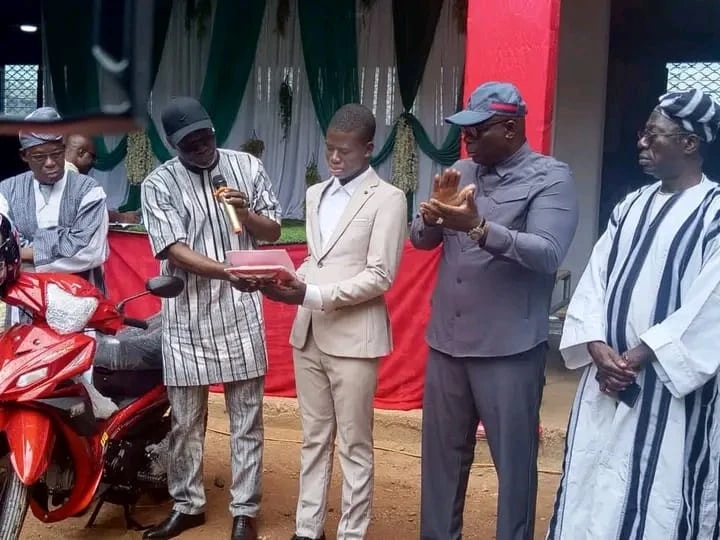 Le maire de Parakou offre une moto au major national du bac 2025
