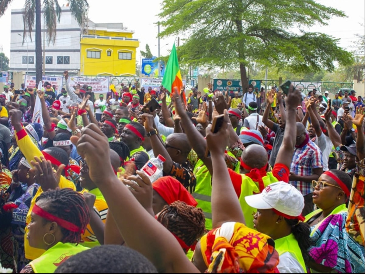 Des manifestants lors de la marche contre la vie chère initiée par des syndicats à Cotonou en 2024