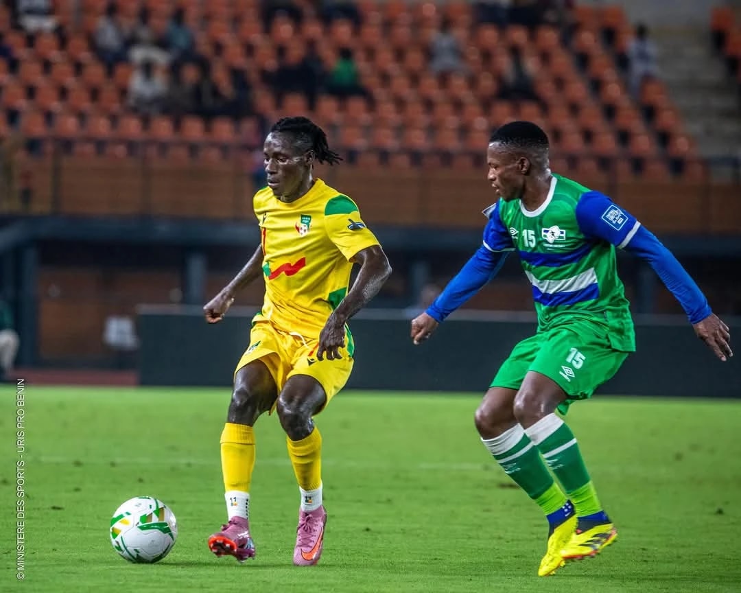 Un joueur des Guépards du Bénin dribble lors du match contre le Lesotho