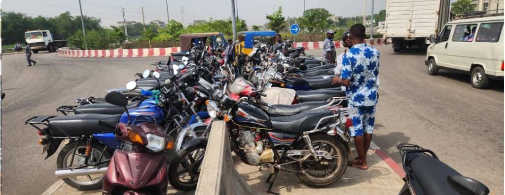 Des motos saisies par la police. Image d'illustration