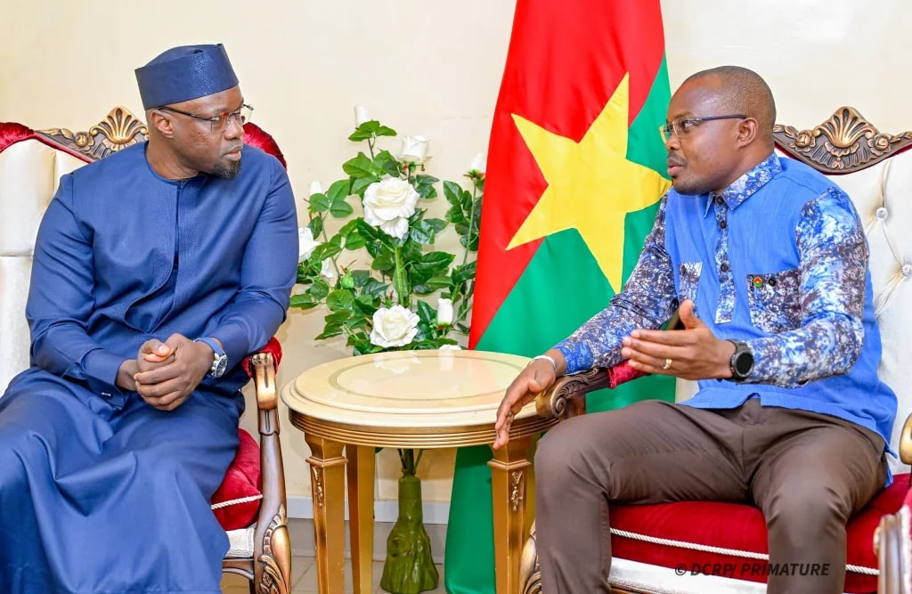 Le premier sénégalais Ousmane Sonko et son homologue burkinabè, Jean-Emmanuel Ouedraogo Rimtalba