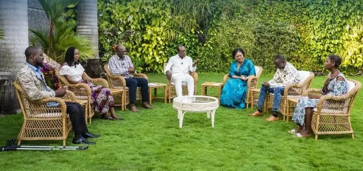 Le président Patrice Talon et les personnes handicapées lors de l'émission. © Présidence du Bénin