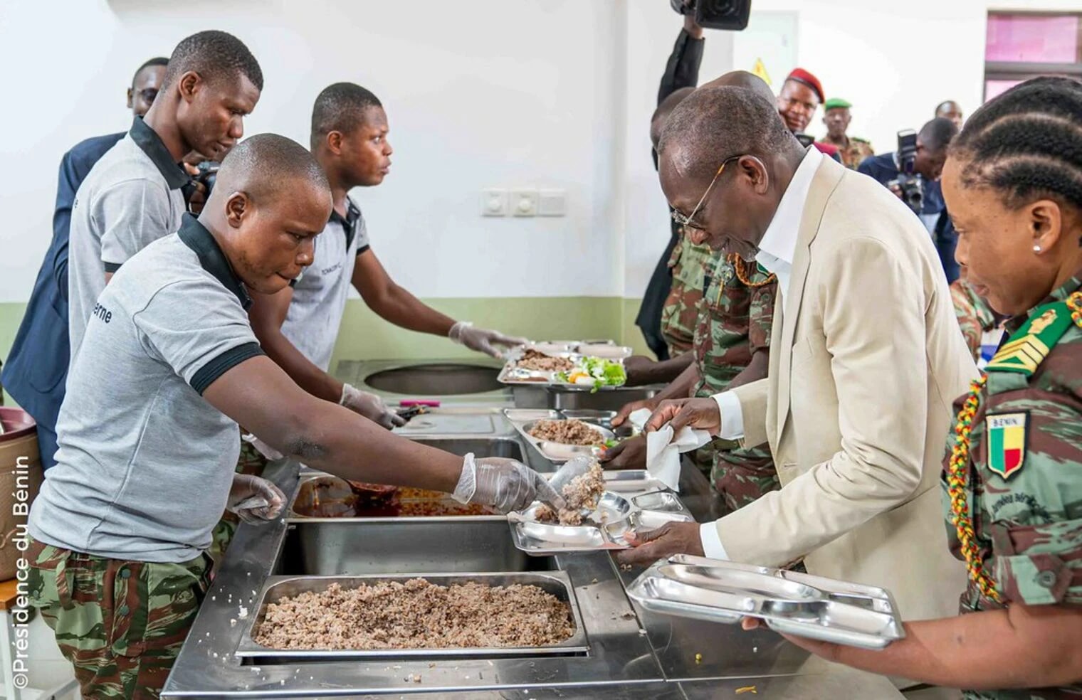 Patrice Talon galvanise les troupes lors d'un repas de corps à la caserne militaire de Dessa. © Présidence du Bénin