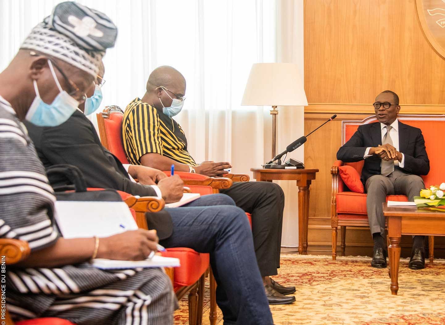 Le président béninois Patrice Talon et des responsables d'Organisations syndicales au Palais de la Marina. © Présidence du Bénin