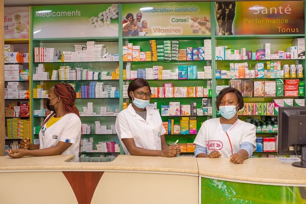 Des agents d'une pharmacie. Image d'illustration