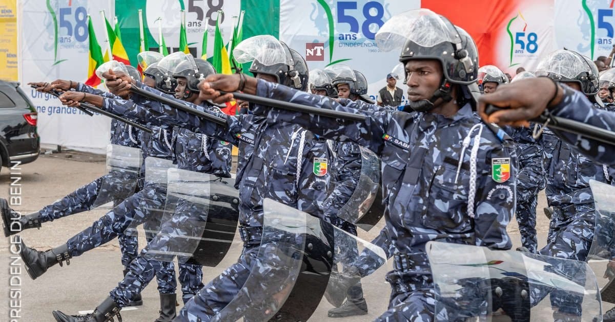 Des policiers béninois lors d'un défilé à Cotonou. Illustration