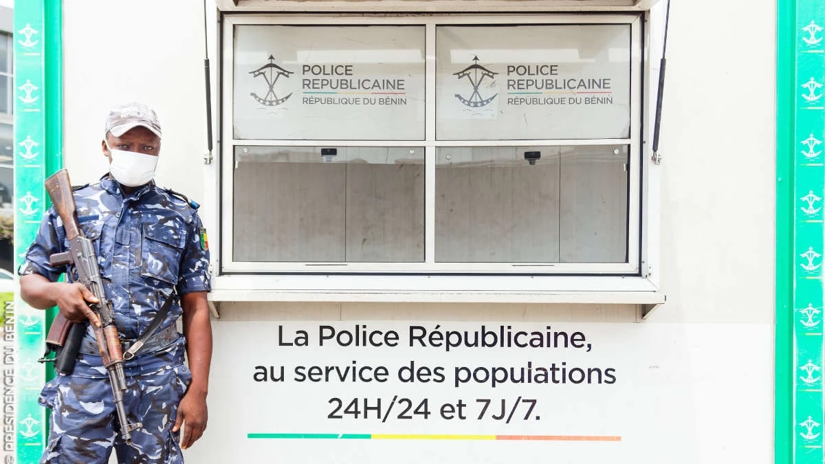 Un policier devant une cabine de la police républicaine