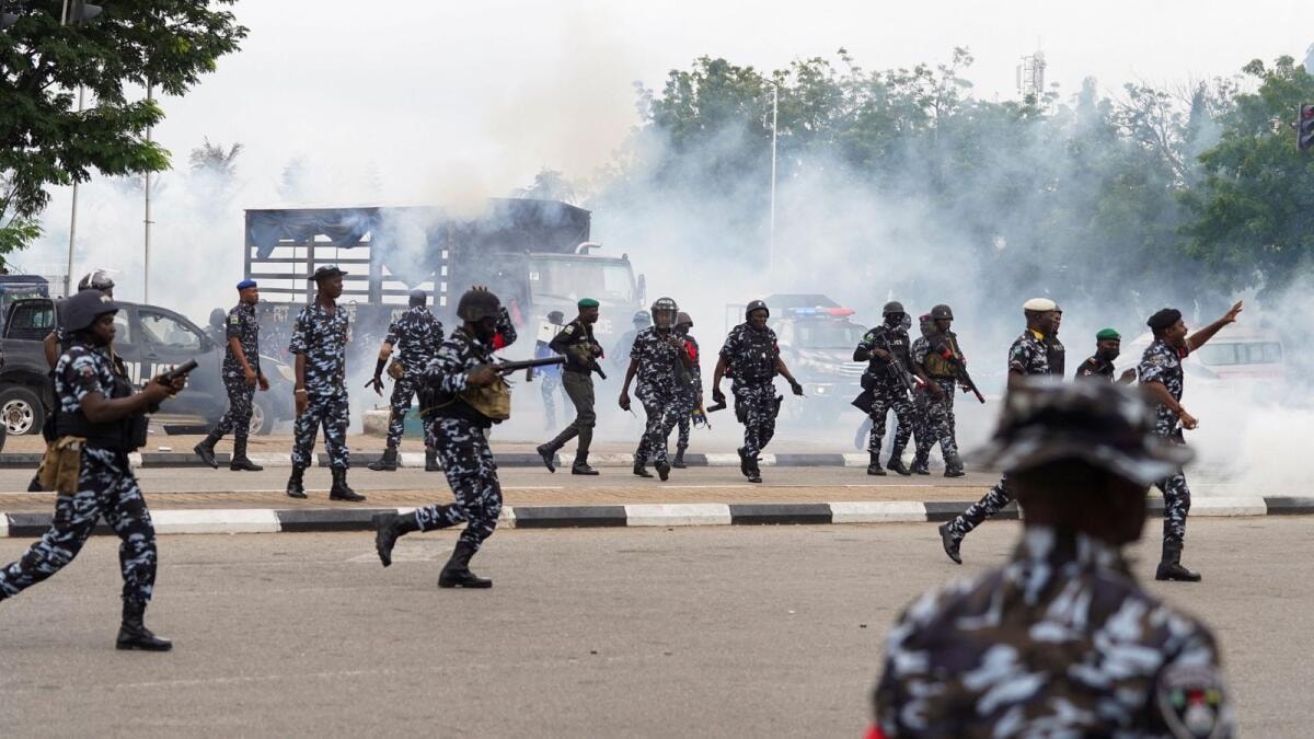 Des policiers dispersent les manifestants lors des manifestations du jeudi 1er août 2024 au Nigeria. ©Associated Press