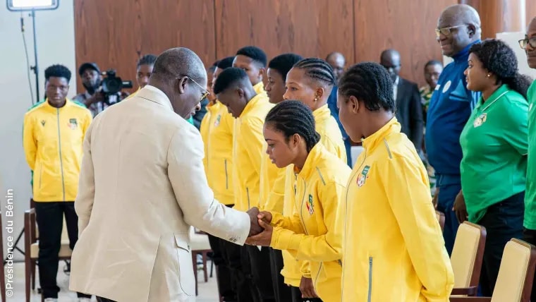 Patrice Talon reçoit l’équipe féminine U17 du Bénin et leur offre un camp de vacances