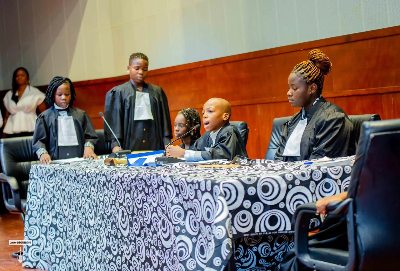 Des enfants participent au procès fictif au Palais des Congrès de Cotonou