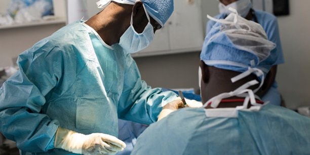 des médecins en salle d'opération. Image d'illustration