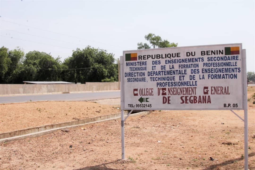 Une plaque du CEG Ségbana, image d'illustration