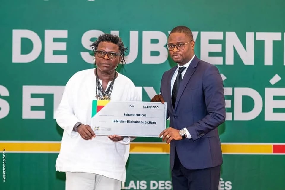Le président Hazoumè recevant la subvention du gouvernement