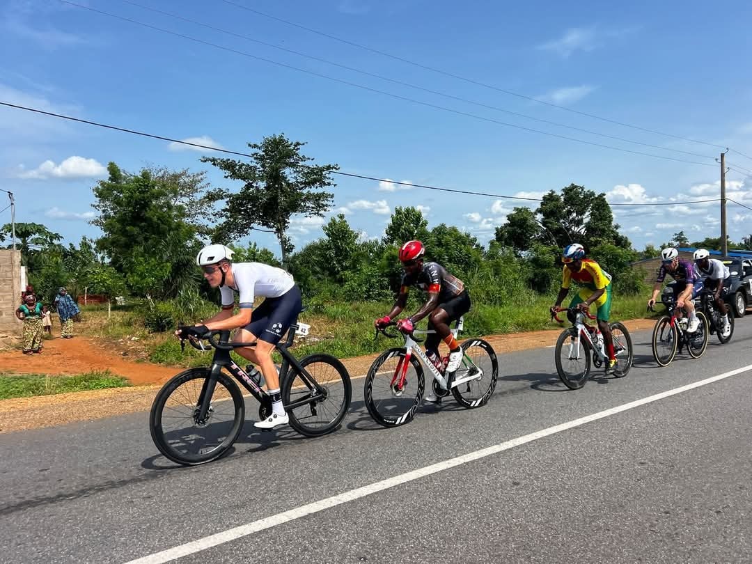 Des cyclistes lors de l'étape 4 du Tour cycliste 2025 du Bénin