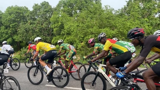 Des cyclistes lors de l'étape 5 du Tour cycliste 2025 du Bénin