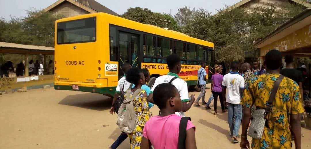 Un bus transportant des étudiants de l'Université d'Abomey-Calavi