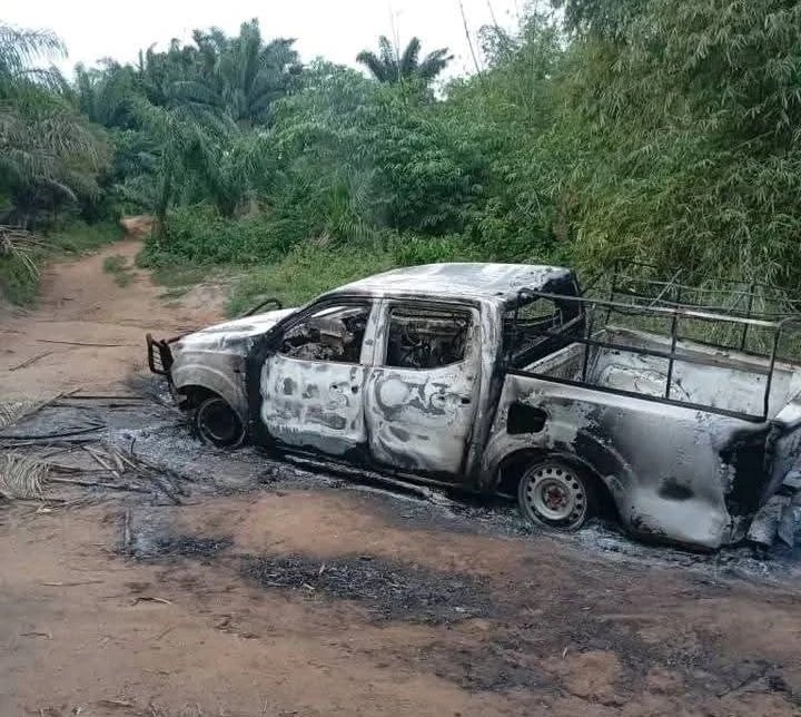 Le véhicule de la douane incendié lors de l'affrontement avec les contrebandiers