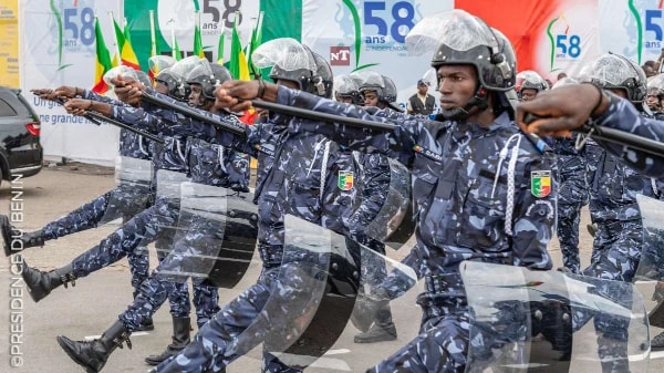 Des policiers lors d'un défilé à Cotonou