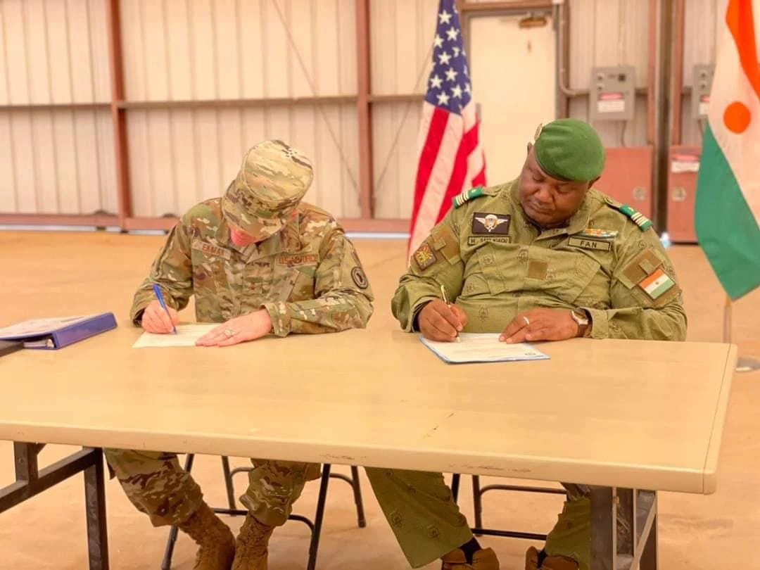 Un officier nigérien et son homologue américain signe le décret actant le départ des troupes américaines de la base d'Agadez au Niger. ©Africom