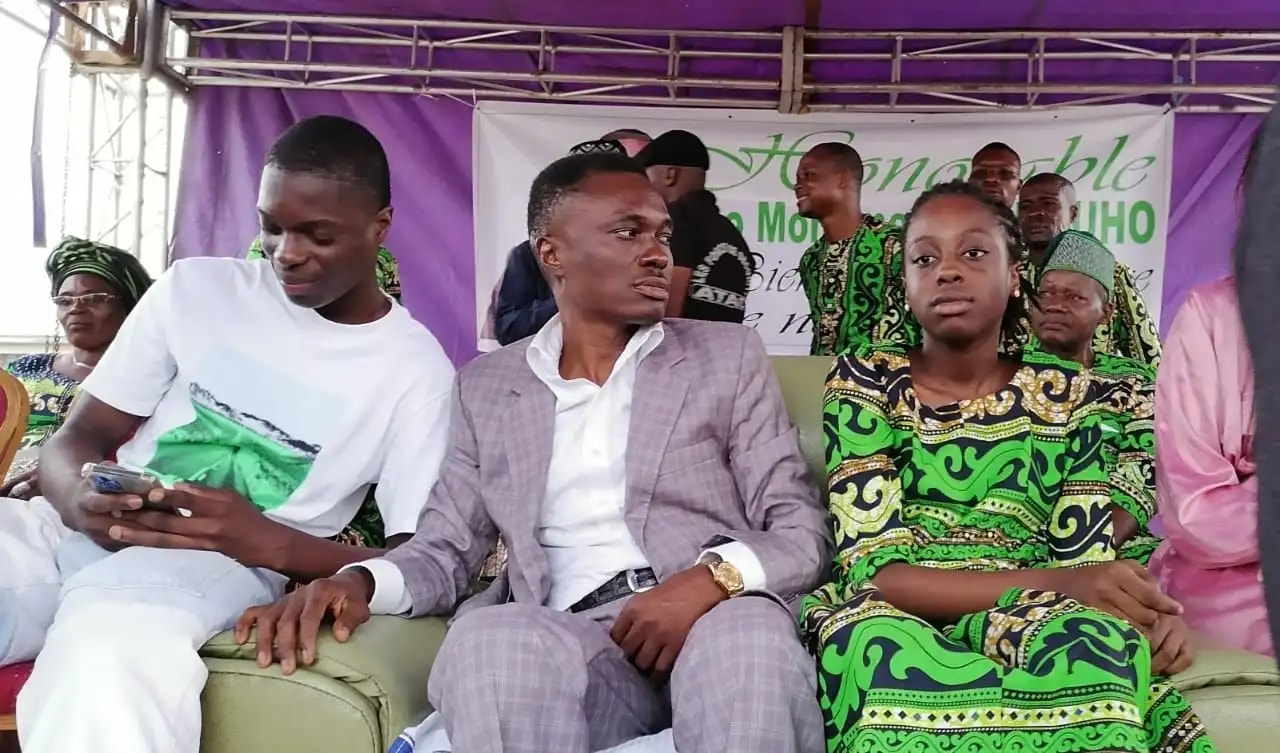 L'ex-député Atao devant une foule venue l'accueillie à Cotonou après son retour au Bénin