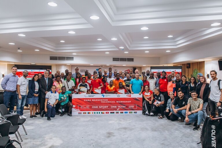 Photo de famille regroupant les experts et les talents à l'atelier technique IPC-Parabadminton en Egypte