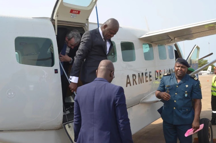 Le ministre béninois délégué à la défense, Alain Fortunet Nouatin réceptionnant l'avion offert par l'UE