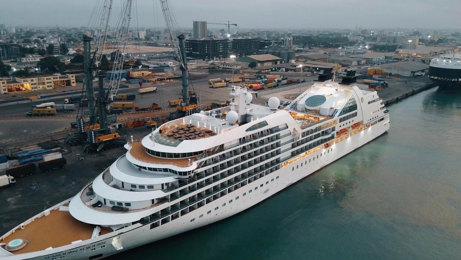 Le navire Seabourn Sojourn lors de son passage
